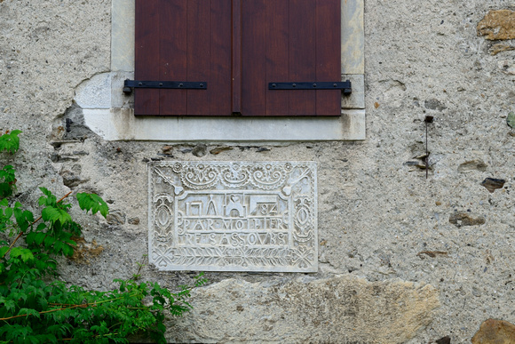 Plaque on an ancient house in Béost.